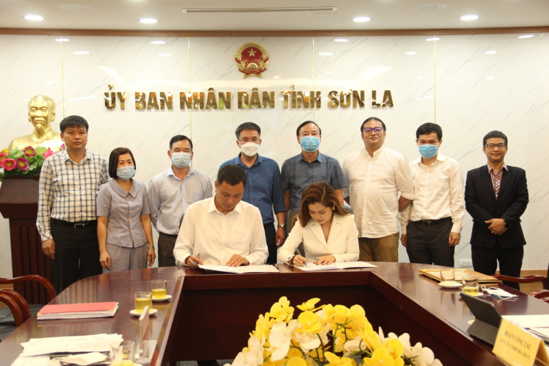 Đại diện UBND tỉnh Sơn La và Công ty TNHH Mia Fruit ký biên bản thỏa thuận, hợp tác. Ảnh: NH