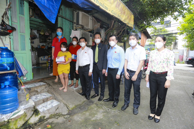 Đoàn đến thăm và trao học bổng cho gia đình bé Nguyễn Thị Yến Nhi có cha mất vì nhiễm Covid-19.