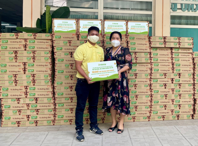 Đại diện Vinasoy trao tặng sữa Fami cho Bệnh viện 115. Ảnh: TL