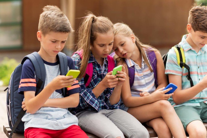 Môi trường kỹ thuật số khiến trẻ bị chi phối bởi các thông tin sai lệch trên mạng xã hội. Ảnh: TL