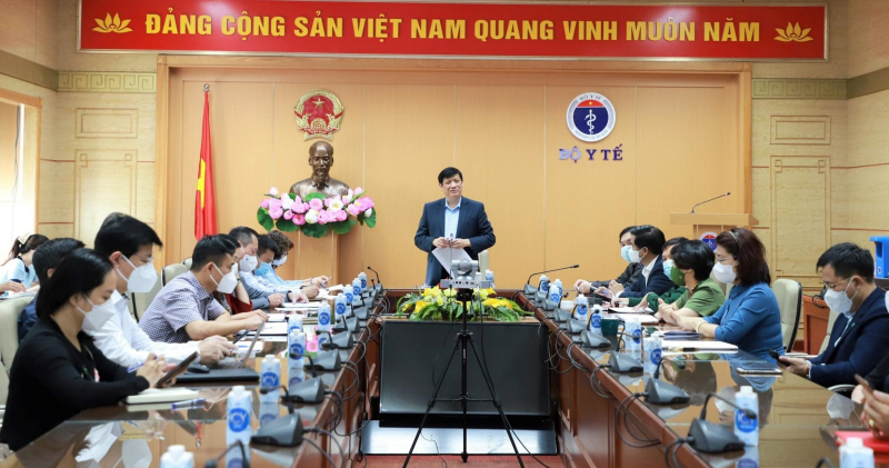 Bộ trưởng Bộ Y tế Nguyễn Thanh Long chủ trì cuộc họp chiều 24/10. Ảnh: PV.