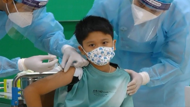 Trẻ em Campuchia từ 6-11 tuổi trong chiến dịch tiêm vaccine phòng Covid-19. Ảnh: AFP.