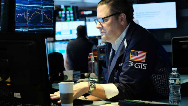 Các nhà giao dịch làm việc tại Sở Giao dịch Chứng khoán New York (NYSE) vào ngày 15/10/2021. Ảnh: Spencer Platt (Getty Image)