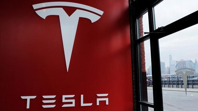 Logo hãng ô tô điện Tesla. Ảnh: Reuters.
