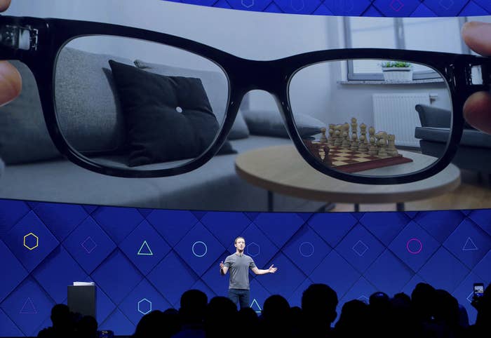 Giám đốc điều hành Facebook Mark Zuckerberg phát biểu tại hội nghị nhà phát triển F8 hàng năm của công ty vào năm 2017. Ảnh: AP