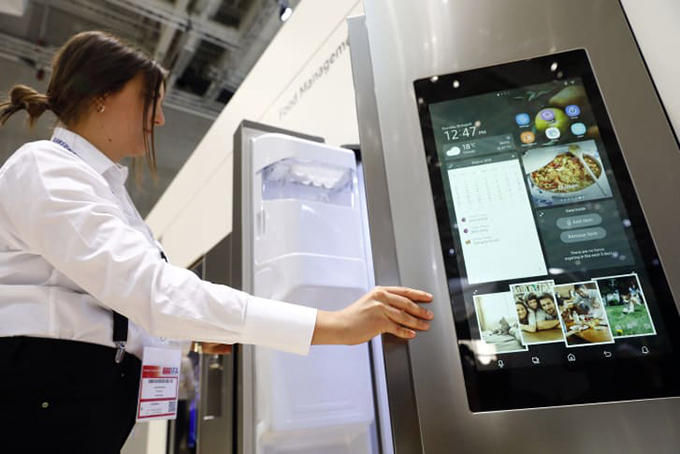 Tủ lạnh thông minh của Samsung mở ra một khái niệm nhà bếp khác: cá nhân hóa và tự động hóa. Ảnh Getty Images