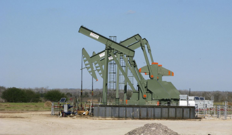 Việc đứt gãy chuỗi cung ứng có thể nối thêm áp lực tăng giá tiềm tàng đối với giá dầu thô. Ảnh: Reuters.