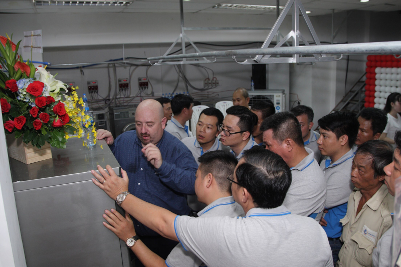 Nhà cung cấp thiết bị Girbau và Hoá chất Bufa đào tạo công nghệ WetCleaning cho đội ngũ Vương Lực. Ảnh: NVCC