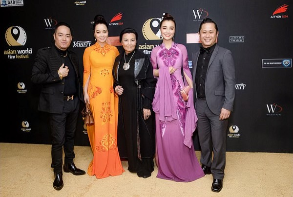 Diễn viên Kiều Chinh (giữa) là người công bố giải thưởng dành cho phim điện ảnh 