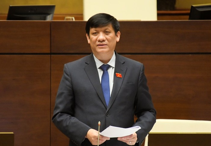 Bộ trưởng Nguyễn Thanh Long trả lời chất vấn nhóm vấn đề y tế. Ảnh: VGP.