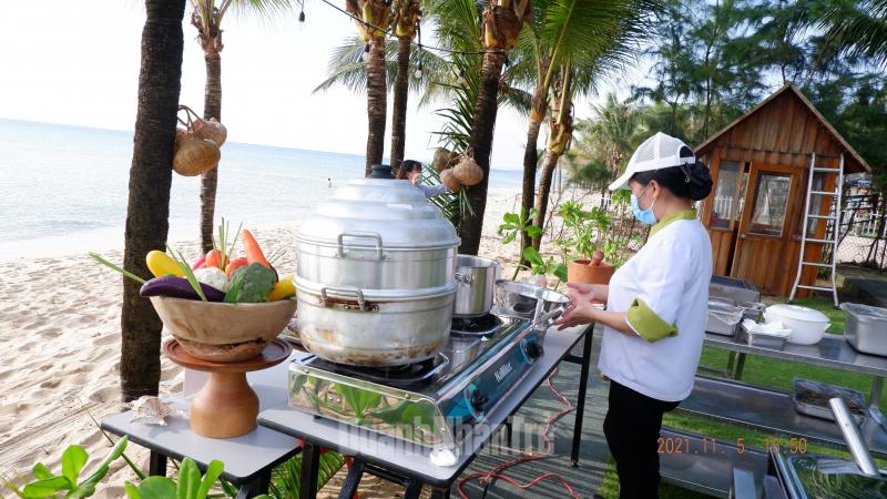 Thưởng thức những bữa ăn đơn giản tại các khách sạn và resort trên Đảo Ngọc cũng là một trong những điểm đặc biệt cho du khách trong thời gian này. Ảnh: Kim Thanh