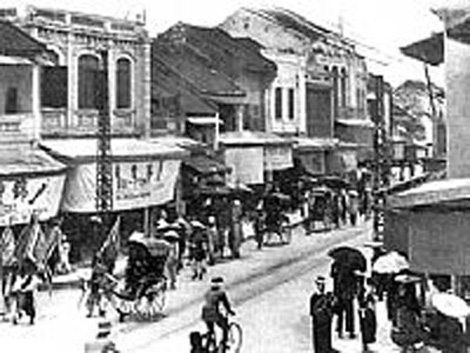 Phố Hàng Đào, Hà Nội năm 1906. Ảnh: TL