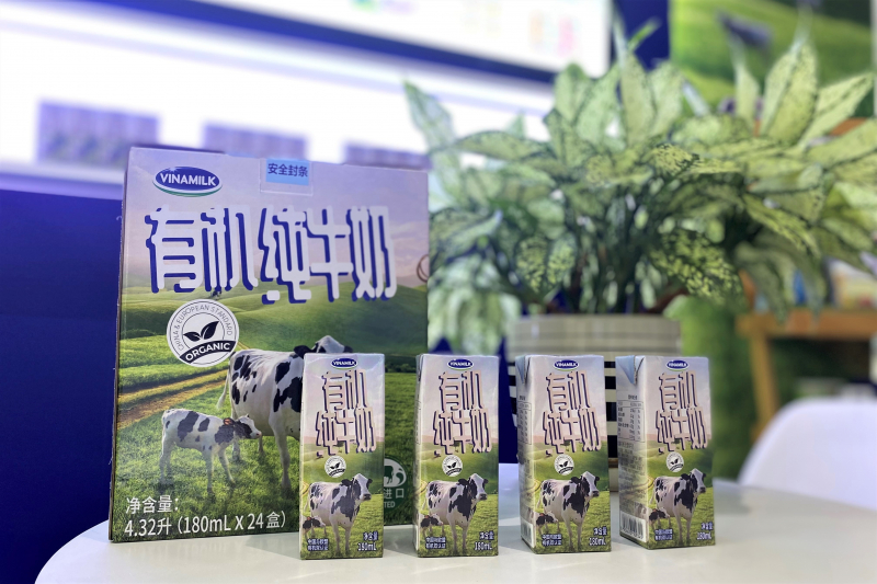 Sữa tươi Vinamilk Organic là sản phẩm nổi bật được giới thiệu tại triển lãm FHC Thượng Hải 2021 nhờ sở hữu “tiêu chuẩn kép” là Organic Châu Âu và Organic Trung Quốc.