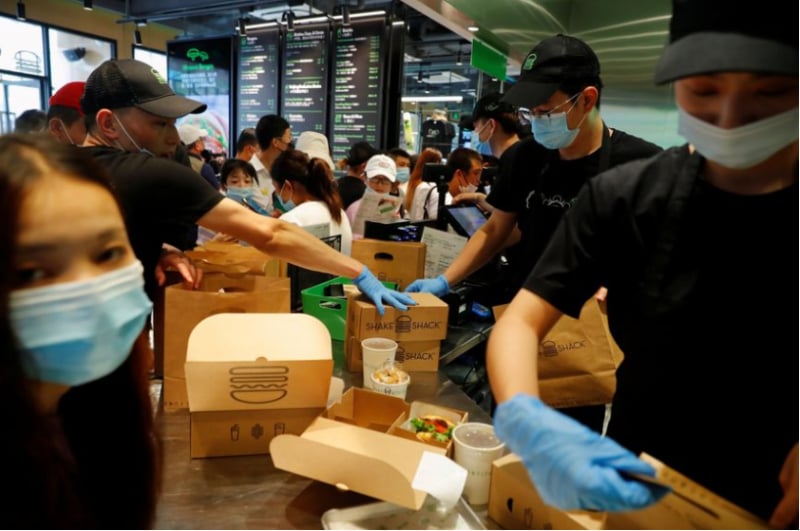 Cổ phiếu của Shake Shack đã tăng vọt vào đầu tháng này sau khi chuỗi nhà hàng thức ăn nhanh bình dân cho biết doanh thu hàng quý đã tăng 49%. Ảnh: Thomas Peter (Reuters).