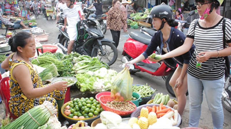 Với các chợ truyền thống, nhà nước cần đầu tư hợp lý để nâng cao năng lực cạnh tranh và hấp thụ hàng hóa Việt để phục vụ thị trường. Ảnh: TL.