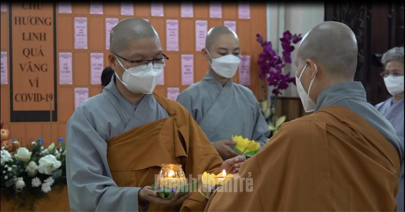 Tại Quan Âm Tu viện (quận Phú Nhuận), buổi lễ hoa đăng tưởng niệm nạn nhân của đại dịch được diễn ra khép kín để phòng chống dịch bệnh, đồng thời tổ chức livestream để các Phật tử có thể theo dõi và cầu nguyện tại gia.
