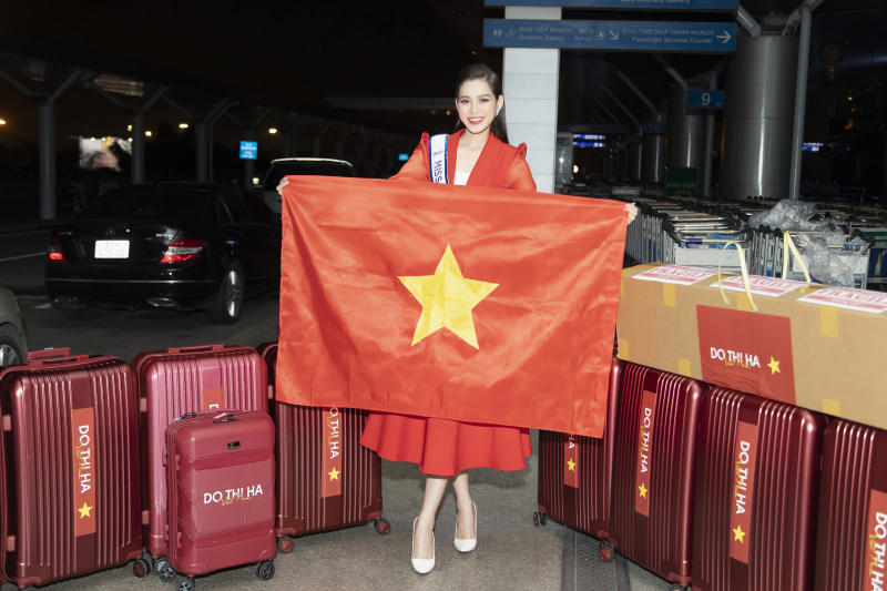 Đại diện Việt Nam mang theo trang phục dự thi, các phụ kiện như đàn T'rưng, thức ăn phòng khi không hợp thức ăn BTC. Ảnh: NVCC