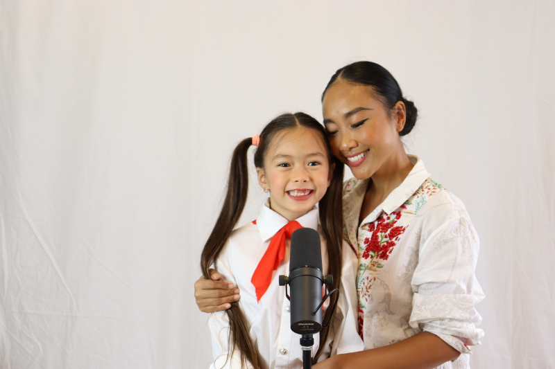 Ca sĩ Đoan Trang hạnh phúc khi thấy con gái trong trang phục học sinh Việt Nam. Ảnh: NVCC