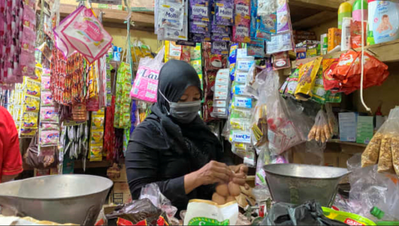 Mehra tìm thấy cơ hội để thích ứng với mô hình thương mại điện tử truyền thống cho một thị trường mới: ki-ốt thực phẩm nhỏ tại Indonesia. Ảnh: CNBC.