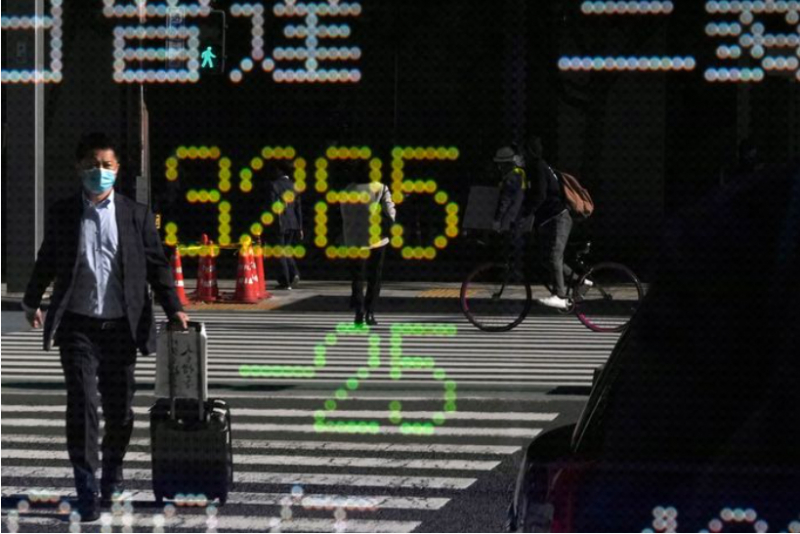Tokyo’s Nikkei 225 giảm 2.5% hôm thứ Sáu (26/11). Ảnh: Franck Robichon (Shutterstock)