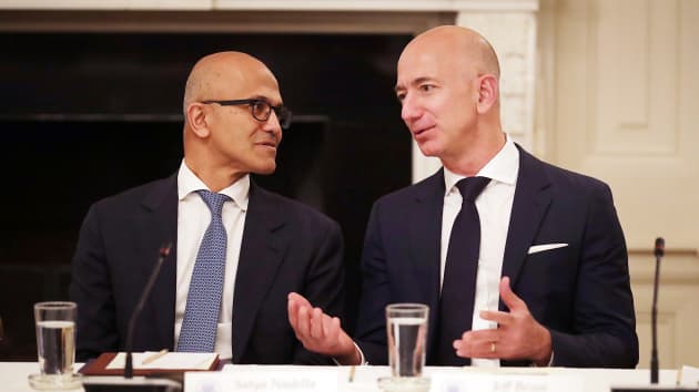 Microsoft CEO Satya Nadella (trái) và CEO Amazon Jeff Bezos. Ảnh: CNBC.