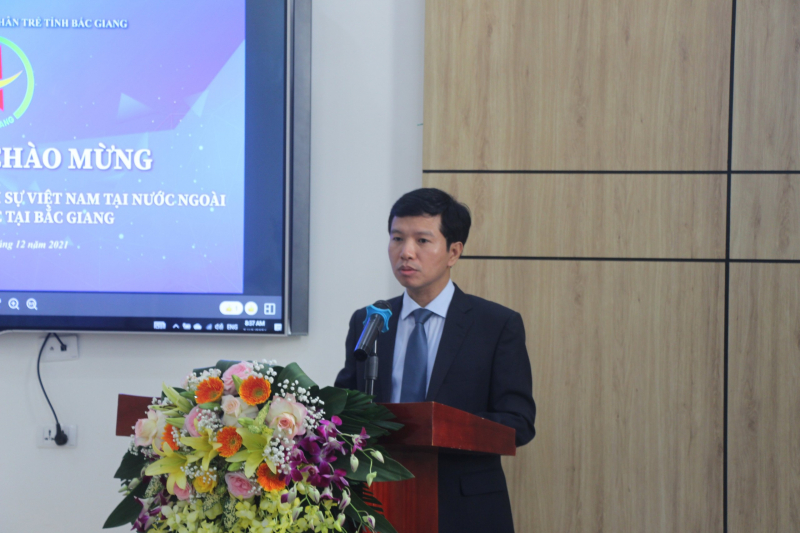 Đại diện Hội Doanh nhân trẻ Bắc Giang mong muốn các đại sứ, tổng lãnh sự Việt Nam tại nước ngoài hỗ trợ doanh nghiệp của tỉnh tiếp cận với các thị trường xuất khẩu tiềm năng. Ảnh: DNT. 