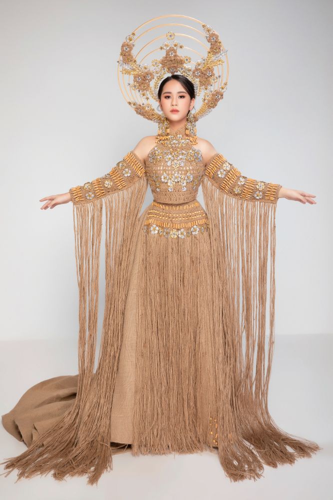 Trang phục được thiết kế từ sợi đay của NTK Nguyễn Việt Hùng . Ảnh: NVCC