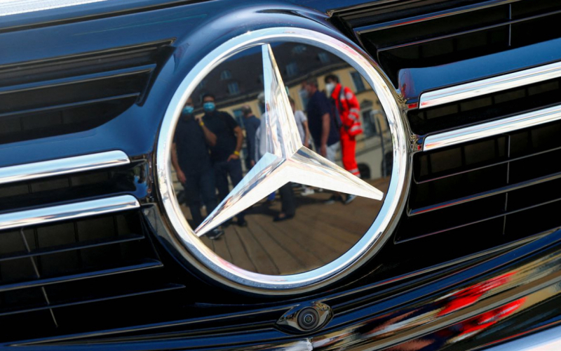 Thiếu chip và nguyên liệu thô, Mercedes-Benz vẫn làm ăn tốt. Ảnh: Reuters.