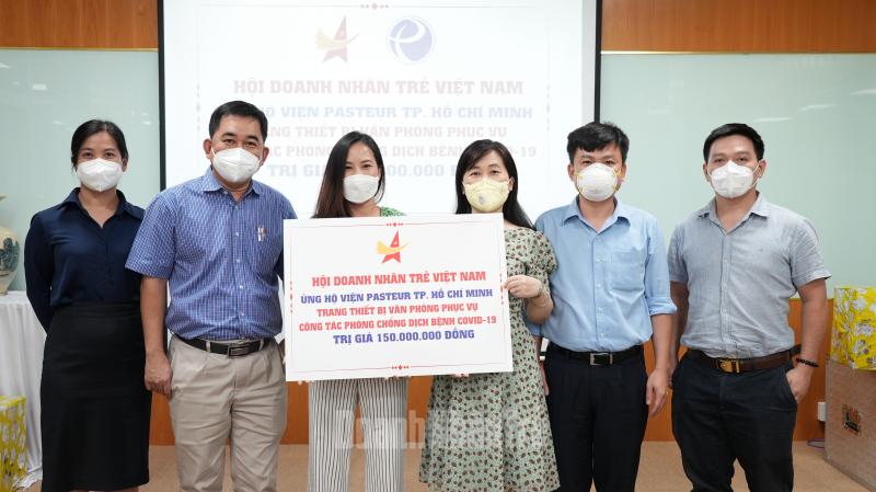 Đại diện Hội Doanh nhân trẻ Việt NAm trao biểu trưng cho Viện Pasteur TP.HCM.