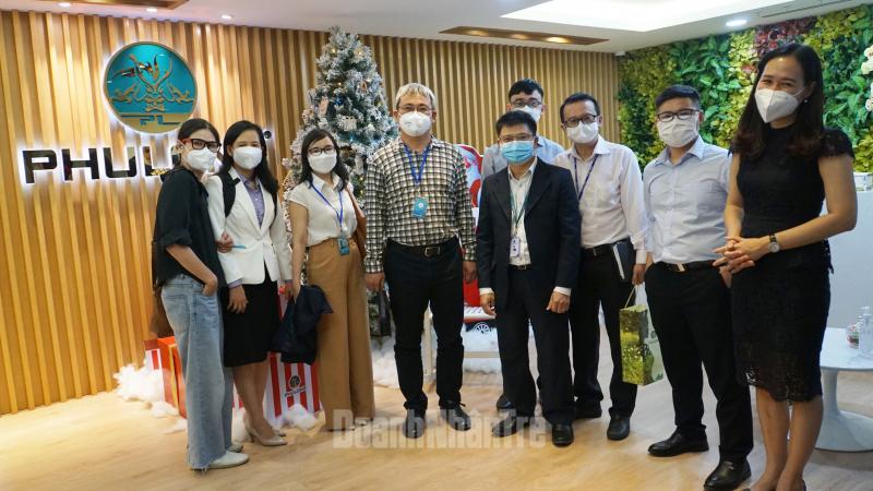 Đoàn thẩm định chụp ảnh lưu niệm sau buổi làm việc tại Công ty CP Địa ốc Phú Long.
