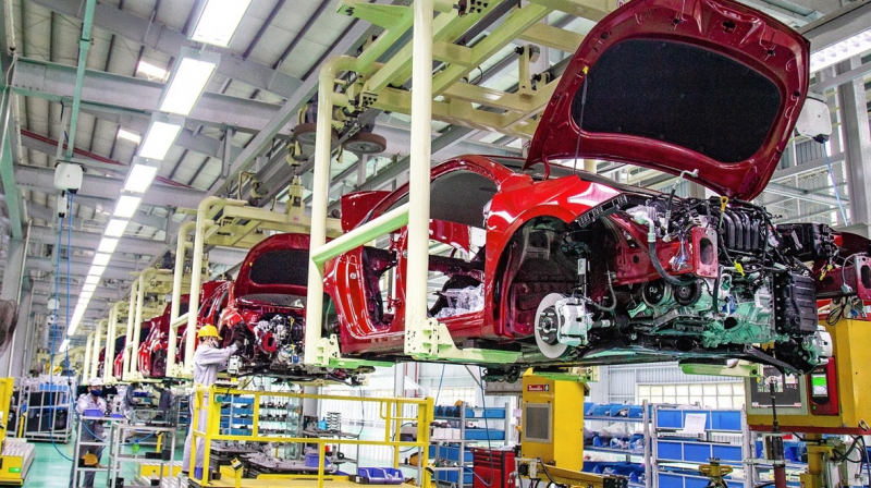 Thaco vẫn khó cạnh tranh với các hãng ngoại trong sản xuất ô tô con. Ảnh: T.L.
