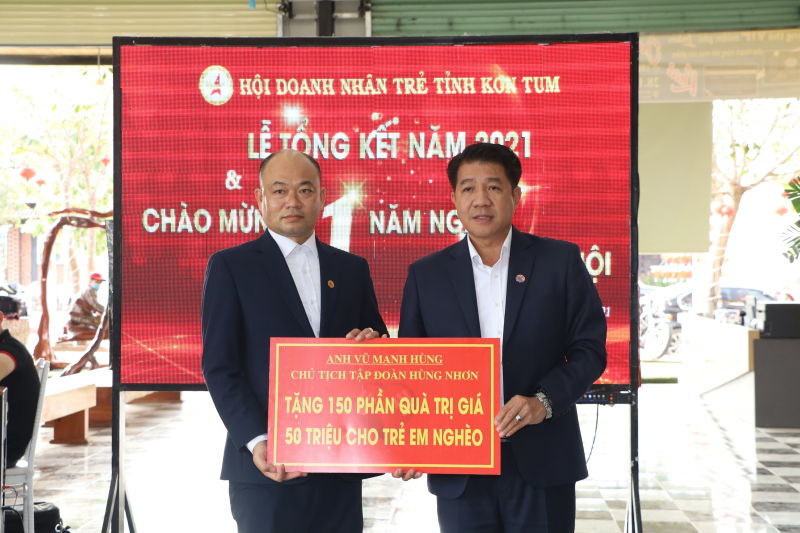 Ông Vũ Mạnh Hùng trao tặng 150 phần quà trị giá 50 triệu đồng cho trẻ em nghèo tại Kon Tum. 