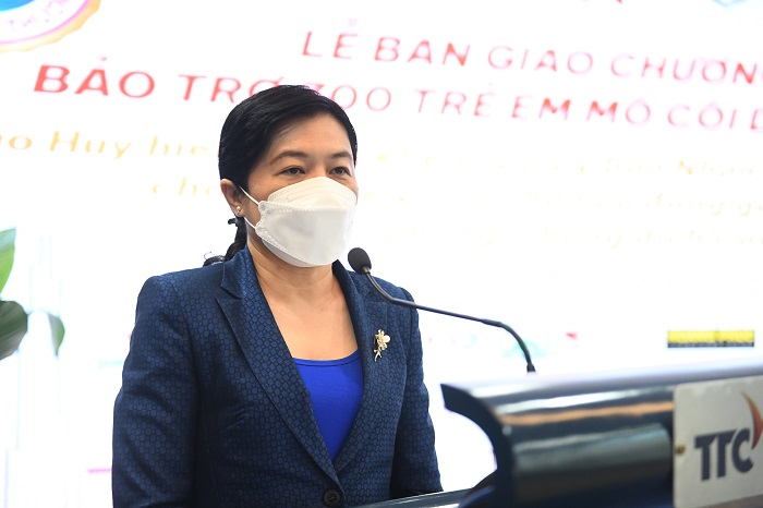 Bà Nguyễn Trần Phượng Trân, Chủ tịch Hội Liên Hiệp Phụ Nữ TPHCM bày tỏ sự cảm ơn Hội Doanh Nhân Trẻ đã đồng hành cùng chương trình Vòng tay yêu thương. Ảnh: PV