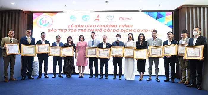 Bà Phan Thị Thắng - Phó Chủ tịch UBNDTPHCM trao Bằng khen cho các tập thể và cá nhân đã có đóng góp cho chương trình thiện nguyện. Ảnh: PV