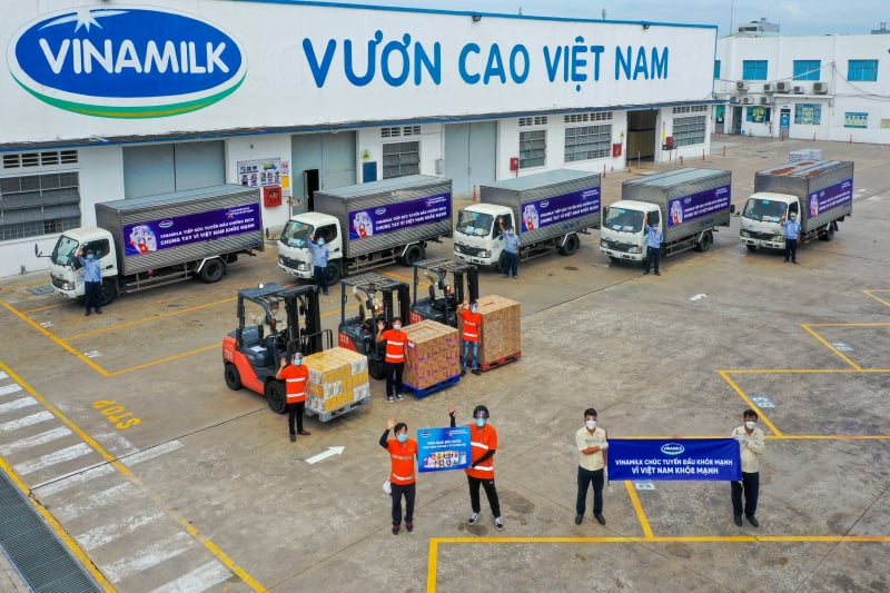 Cùng công ty, nhân viên Vinamilk tích cực tham gia các hoạt động hỗ trợ tuyến đầu và cộng đồng chống lại dịch bệnh Covid. Ảnh: TL.