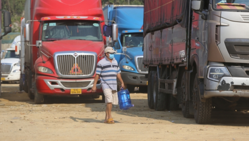 Đến ngày 25/12, tổng số xe container chở hàng hóa xuất khẩu còn tồn tại khu vực cửa khẩu tỉnh Lạng Sơn là 4.200 xe, trong đó có tới hơn 2.900 xe chở hoa quả tươi.