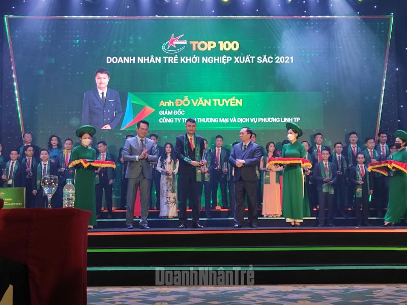 Ông Đào Minh Tú, Phó thống đốc Ngân hàng Nhà nước cùng ông Đặng Hồng Anh, Phó Chủ tịch Hội LHTN Việt Nam, Chủ tịch Hội DNT Việt Nam trao tặng giải thưởng cho Top 100 Doanh nhân trẻ khởi nghiệp xuất sắc 2021 (lượt 1). Ảnh: DNT.