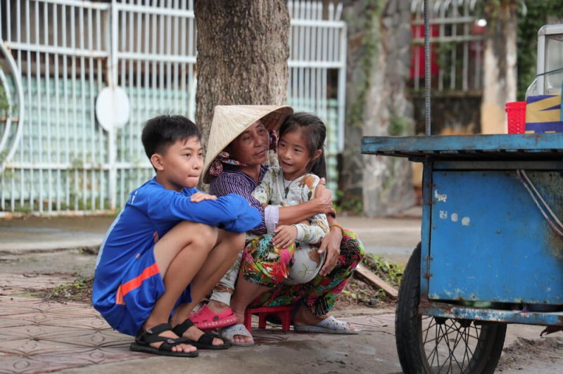 Chị Lý Kim Phượng ở Cần Thơ bán bánh bò nuôi hai cháu ngoại bị cha mẹ ly hôn bỏ lại. Ảnh: TL