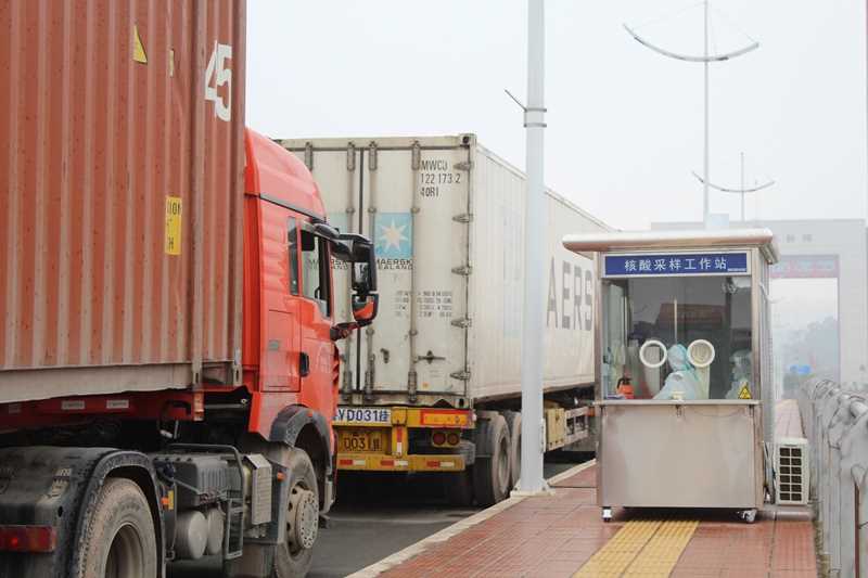 Các xe hàng thông quan trở lại tại cửa khẩu Bắc Luân II. Ảnh: Trung tâm TTVH Móng Cái

