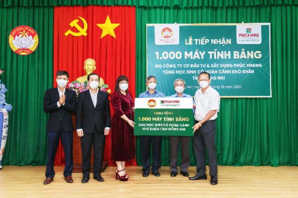 Công ty Phúc Khang tặng máy tính bảng cho học sinh khó khăn ở Đồng Nai.