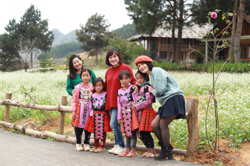 Chị Hà Thu Hương và gia đình đang tận hưởng chuyến du xuân đầu năm tại Mộc Châu, Sơn La. Ảnh: NVCC.