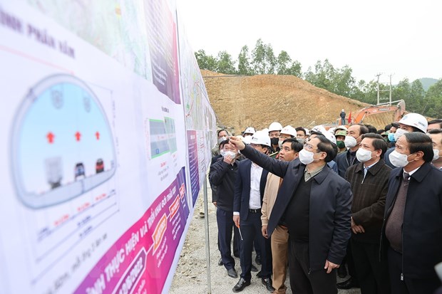 Thủ tướng theo dõi bản đồ thi công tuyến cao tốc Nghi Sơn - Diễn Châu. Ảnh VGP.