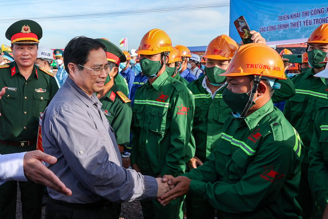 Thủ tướng Phạm Minh Chính và Đoàn công tác động viên công nhân thi công dự án sân bay Long Thành. Ảnh: VGP.