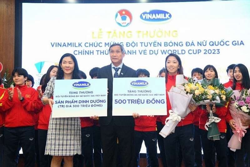 Đại diện Vinamilk trao thưởng cho đội tuyển bóng đã nữ quốc gia khi lọt vào World cup 2023. Ảnh: TL.