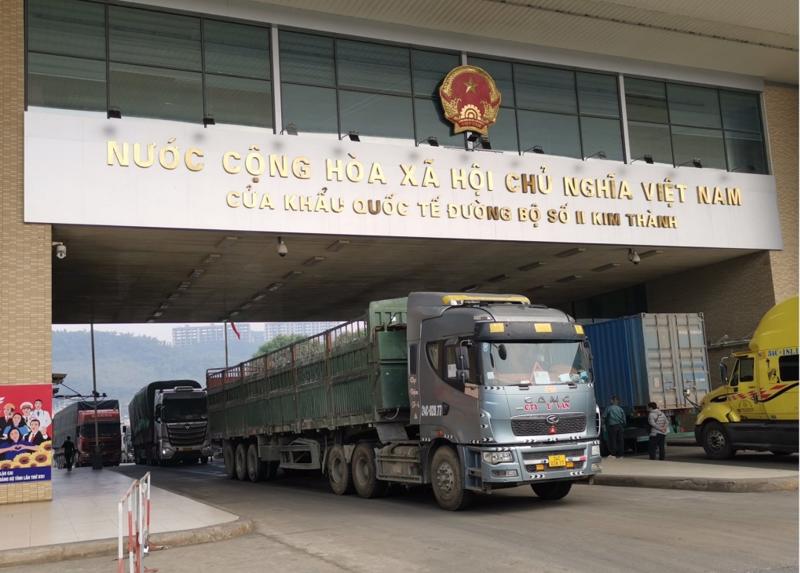 Trong vòng vài tháng trở lại đây, phía Trung Quốc liên tục đưa ra thông báo ngừng thông quan qua cửa khẩu Kim Thành, Lào Cai. Ảnh: T.L.