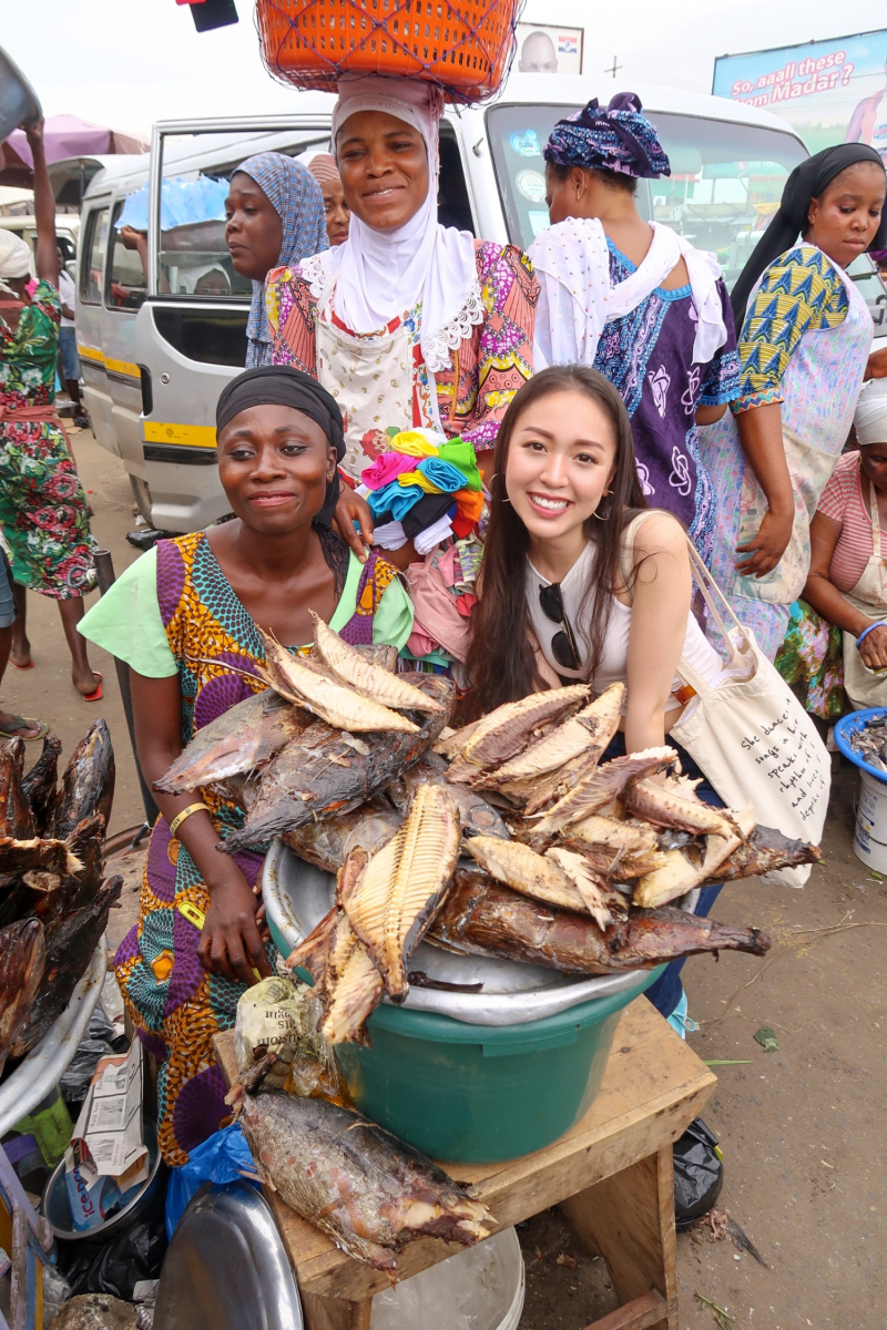 Tác giả trải nghiệm tại châu Phi. Ảnh: NVCC