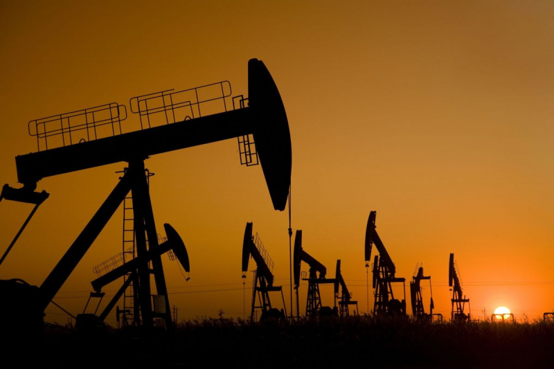 Giá dầu thế giới được dự đoán sẽ lên mức 100 USD/thùng, ảnh hưởng trực tiếp với xăng dầu Việt Nam. Ảnh: T.L.