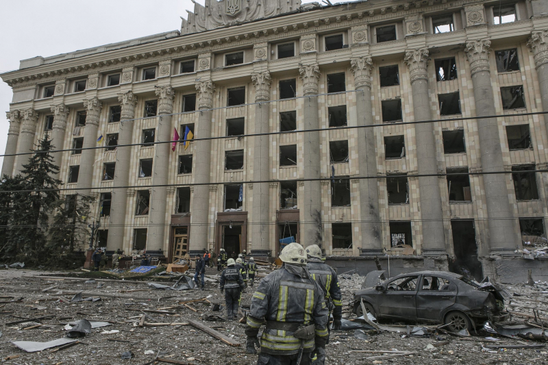Tòa thị chính sau trận pháo kích ở Kharkiv, Ukraine, hôm thứ Ba. Ảnh: Pavel Dorogoy (Associated Press).