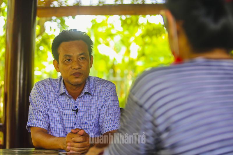 Ông Phạm Minh Hoàng - Chủ tịch UBND Huyện Vũng Liêm trả lời phỏng vấn của PV Doanh Nhân Trẻ VN . Ảnh: LINH TRẦN 