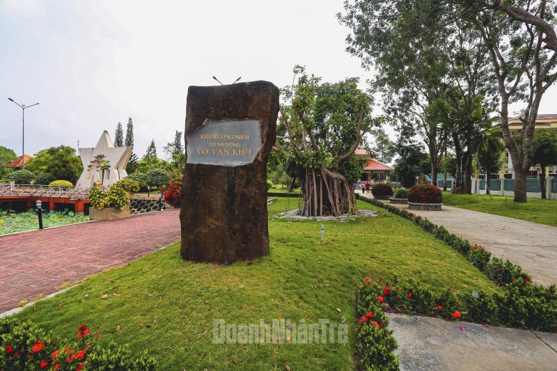 Cổng vào Khu tưởng niệm cố thủ tướng Võ Văn Kiệt. Ảnh: LINH TRẦN